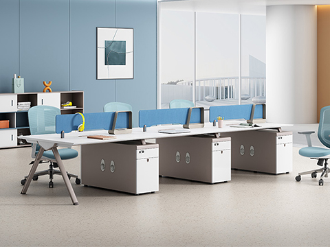 Los compradores de muebles de oficina internacionales discuten el plan de diseño en la sala de exposición de muebles de su trabajo